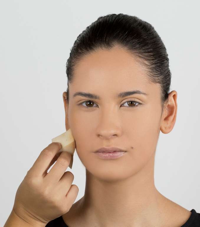  10 HR Wear Perfection و Pro Foundation Brush 47 لبشرة خالية من الشوائب