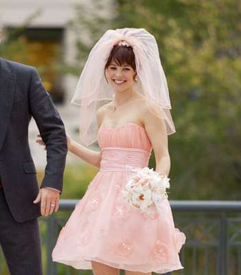 فستان زفاف قصير وزهري اللون الذي ارتدته راشيل ماك آدامز في فيلم The Vow