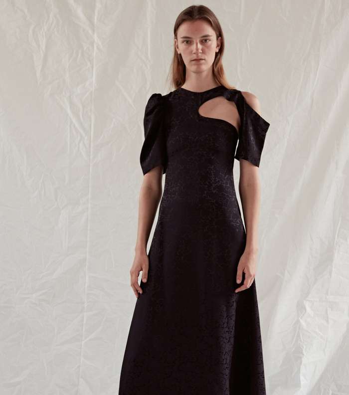 موضة الفستان الاسود بقصة الـ cut out من مجموعة سيلين Resort 2017