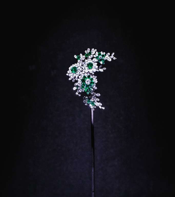 دبوس زينة Tremblant من البلاتين مع الزمرّد والألماس، 