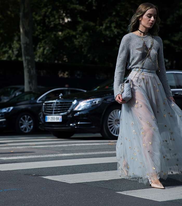موضة التنانير الشفافة في شوراع باريس خلال اسبوع الموضة