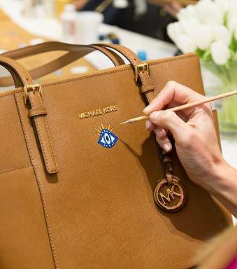 إحصلي على إطلالات مميزة ومعاصرة مع خدمة طباعة الأشكال على الحقائب من مايكل كورس