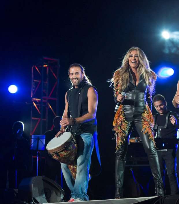 بعد إطلالة الببغاء، أطلّت مايا في Jumpsuit مزيّنة بشكل الطاووس.