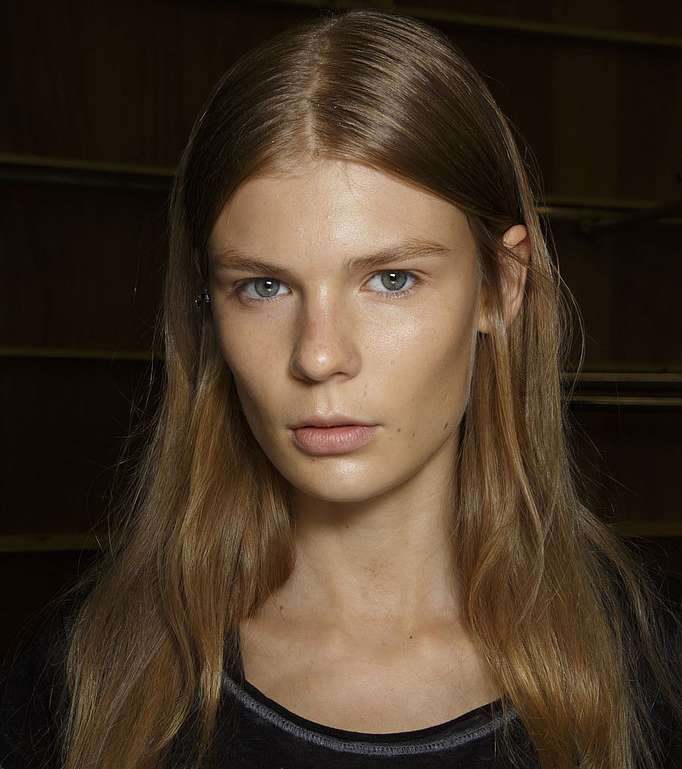 ماكياج البشرة الناعم مع Christopher Kane