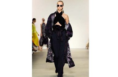 موضة التوب بقبة العنق على شكل X من الامام من صيحات الموضة المتوقعة لعام 2016