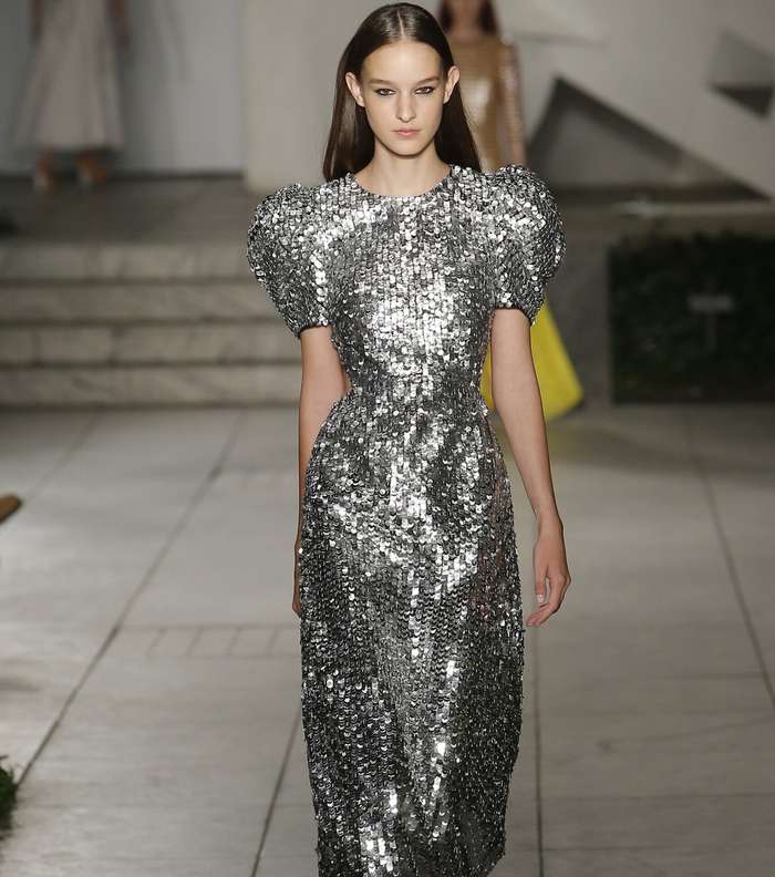 فستان الترتر بقصة الاكمام المنفوخة والطول المتوسط من كارولينا هيريرا لصيف 2018