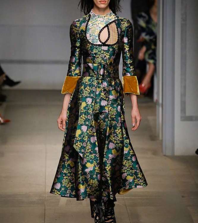 الفستان المطبع مع اكمام الفرو وبالطول المتوسط وقصة الـ ALine من Erdem لشتاء 2018