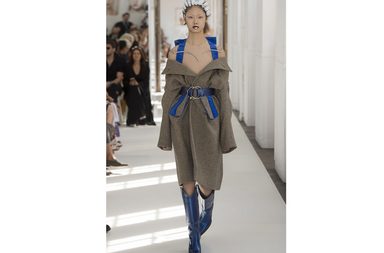 المعطف بقصة الاكمام المنسدلة على الاكتاف والحزام على الخصر من Maison Margiela لشتاء 2018