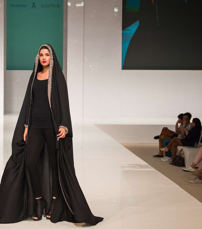 عباءات Tahani على منصّة أزياء المعرض 