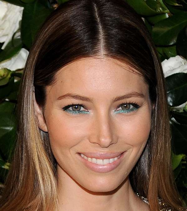 إطلالة الآيلاينر الأزرق الخالدة مع جيسيكا بيال