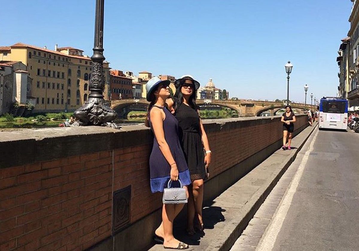 مريم برفقة صديقتها في إيطاليا 