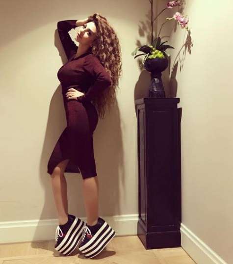 ميريام فارس ترتدي حذاء قوتشي الجديد من مجموعة كروز 2017