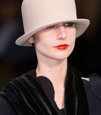 القبعات لم تمنع الماكياج الأنيق من الظهور مع Emporio Armani