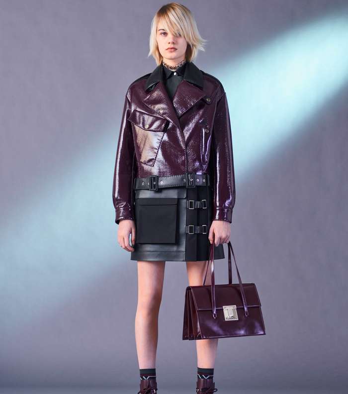 السترة القصيرة مع الاحزمة بالشق الامامي من مجموعة فيرساتشي ما قبل خريف 2017