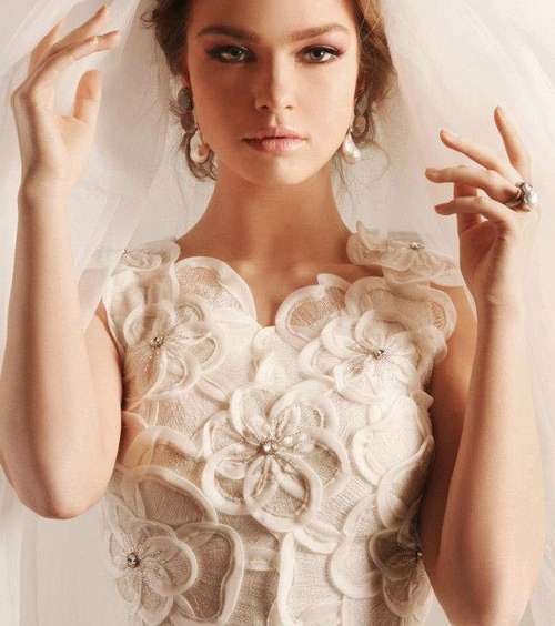 مكياج ناعم أقرب إلى الطبيعة لعروس 2013