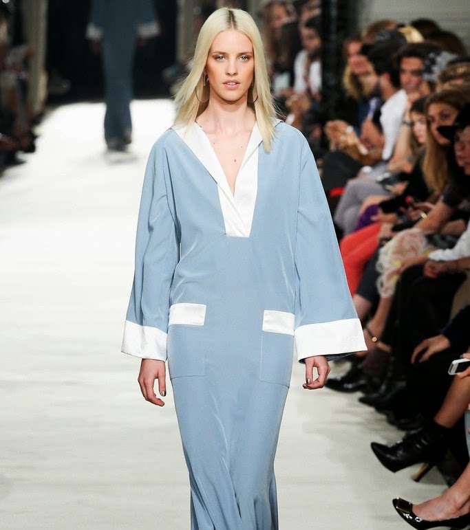 الفستان الأزرق بالأكمام الواسعة