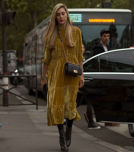فستان بموضة القماش المخملي في شوارع باريس في اليوم الثالث من اسبوع الموضة