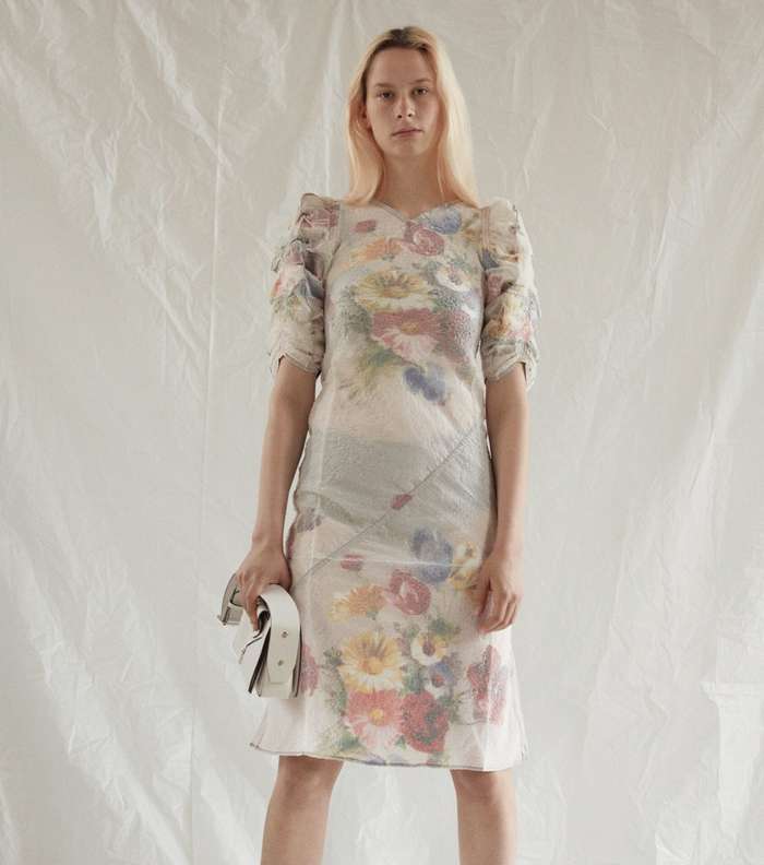 الفستان المطبع بالازهار مع الاكمام المزمومة من مجموعة سيلين Resort 2017