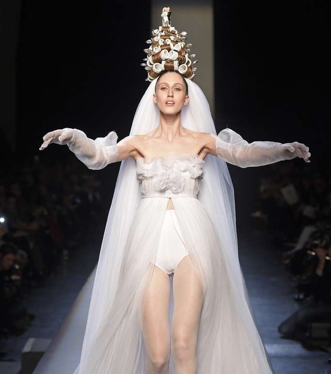 جنون العصريّة مع فستان زفاف جان بول غوتييه 