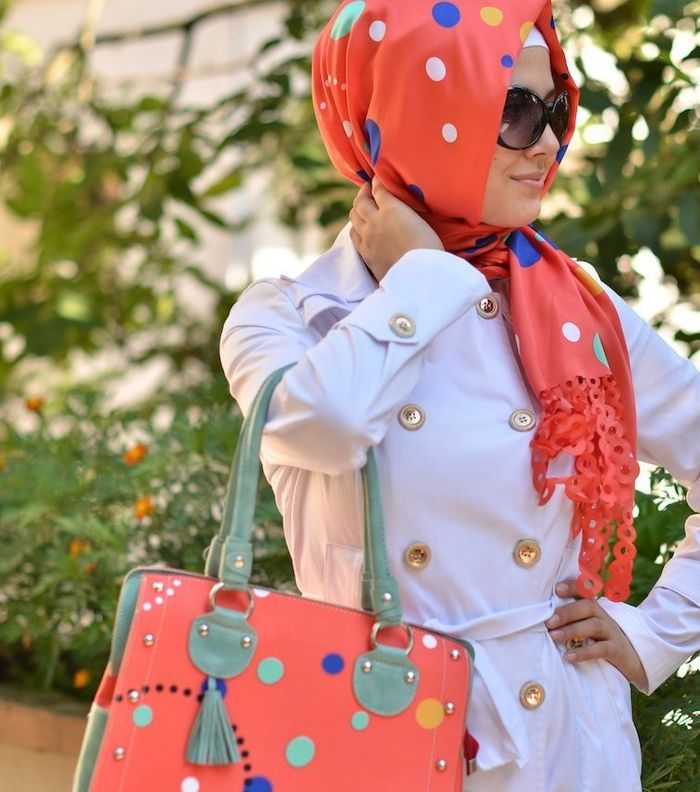 نسّقي لفة الحجاب مع الأكسسوارات والشنط
