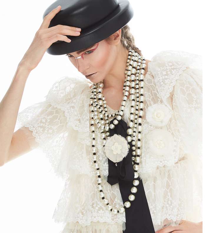 اطلالة موقعة من CHANEL باسلوب البوهو شيك