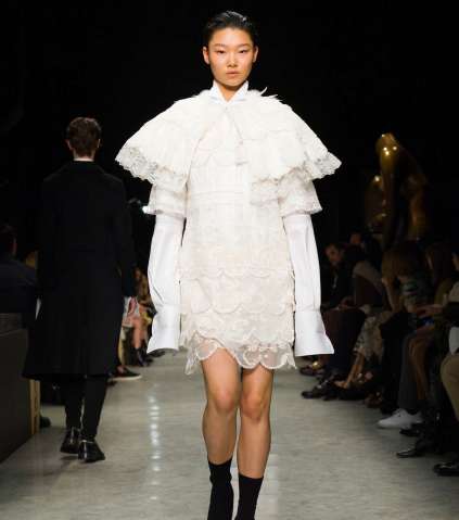 فستان الدانتيل بقصة الكشاكش على الاكمام من Burberry لشتاء 2018