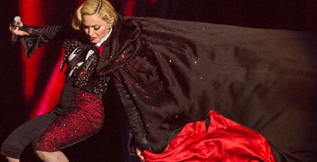بالفيديو، مادونا تقع على مسرح Brit Awards 2015