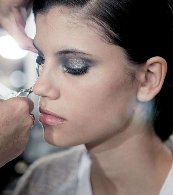 ماكياج العيون القوي تناغم مع الزهري على الشفاه