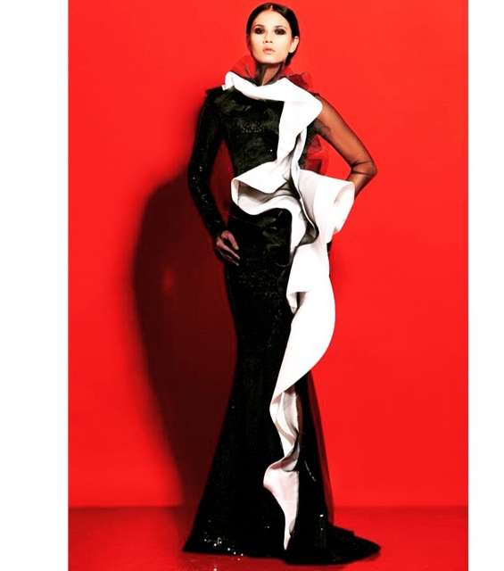 الفستان الطويل باللونين الأسود والأبيض