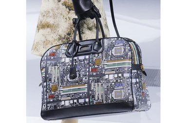 الحقائب الكبيرة وبالاسلوب الرياضي والمطبعة من لويس فويتون