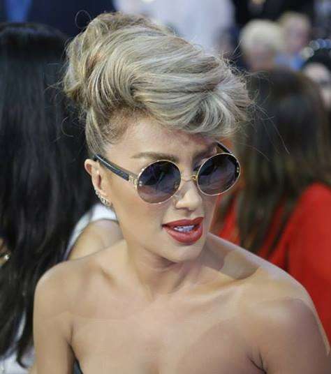 إطلالة النظارات تبدأ بأحمر الشفاه وتنتهي بالرفعة العصرية