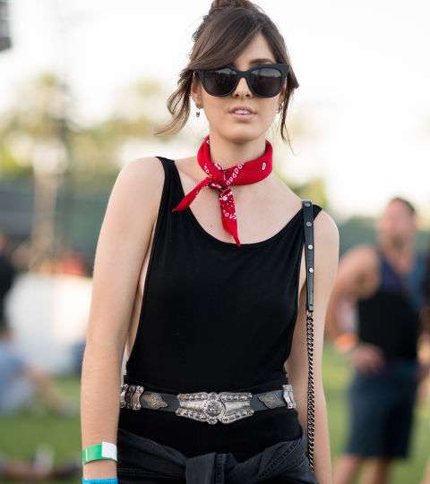 موضة الشال الرفيع على الرقبة Choker Scarf لاطلالة تناسب الثلاثينيات