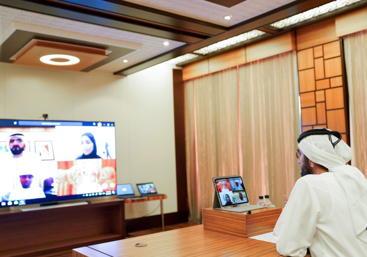 حاكم دبي خلال تعلمه  لأول يوم تعليم إفتراضي في دولة الإمارات