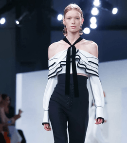 موضة السراويل بالخصر العالي مع التوب القصيرة بقصة الـ Off shoulders من Proenza Schouler لصيف 2016