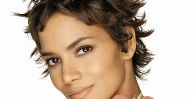هالي بيري تطلق مجموعة ملابس داخلية بإسمها