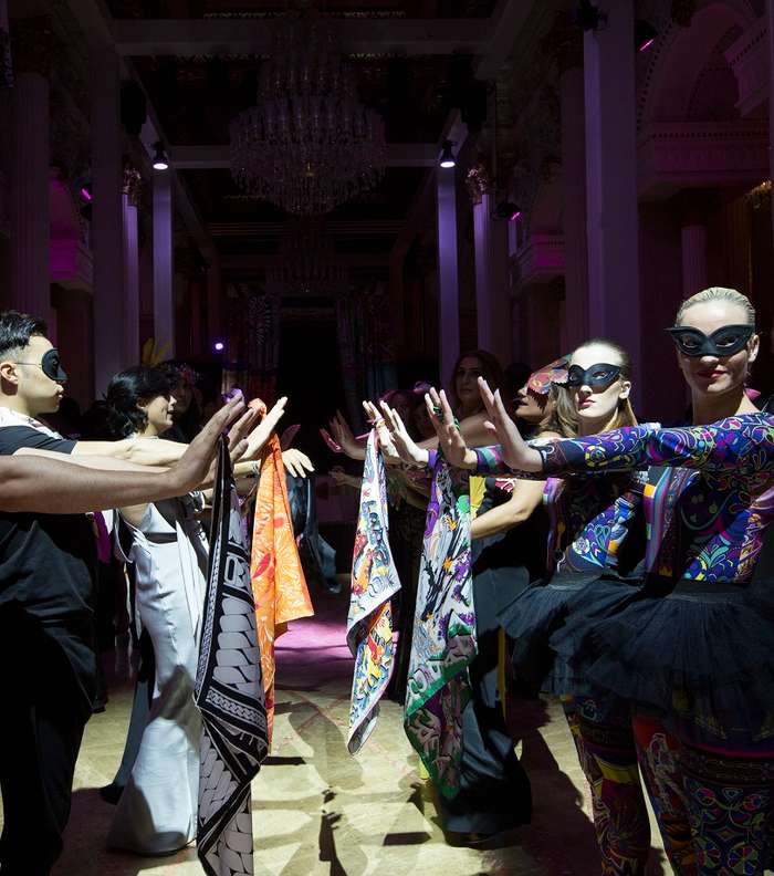 حفل Silk Ball من hermès مليء بالشالات الحريرية
