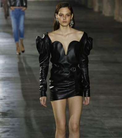 الفستان بقصة حمالة الصدر والاكمام المنفوخة من سان لوران لصيف 2017