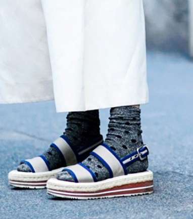 ارتدي الجوارب مع احذية الـ Slides في ربيع 2016