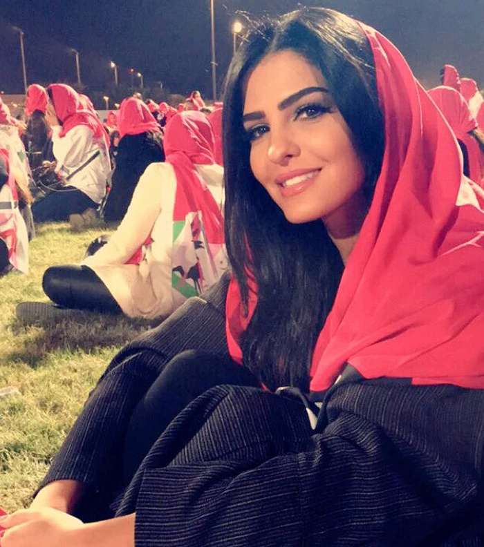 إستوحي إطلالة مميزة من موديلات وفساتين اميرة الطويل