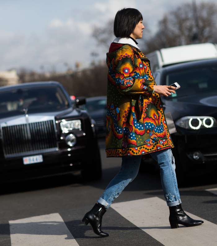 موضة المعطف المطبع بالأشكال والألوان في شوارع باريس في اليوم السابع من أسبوع الموضة