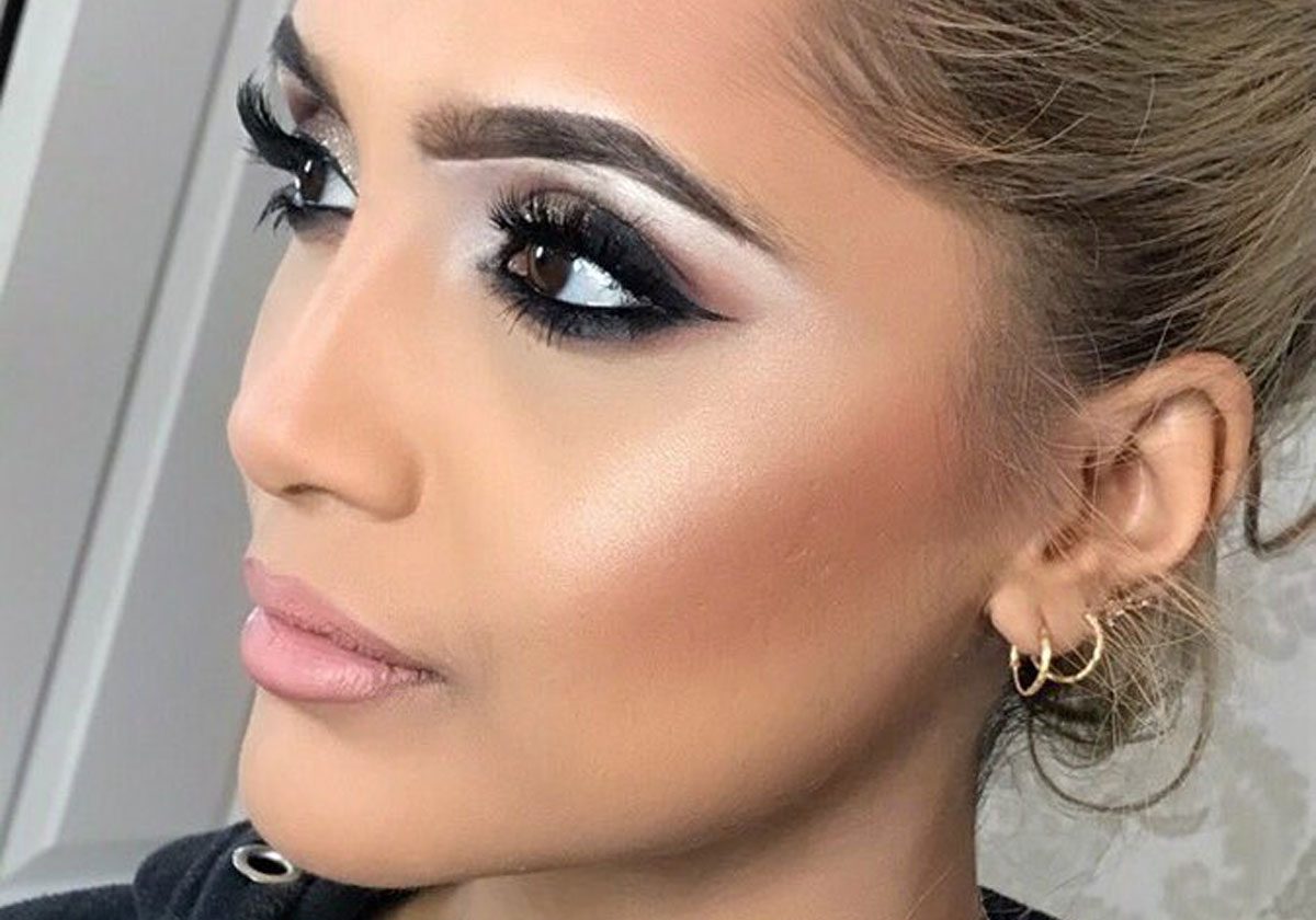 أربعينية بملامح فتاة في عمر العشرين