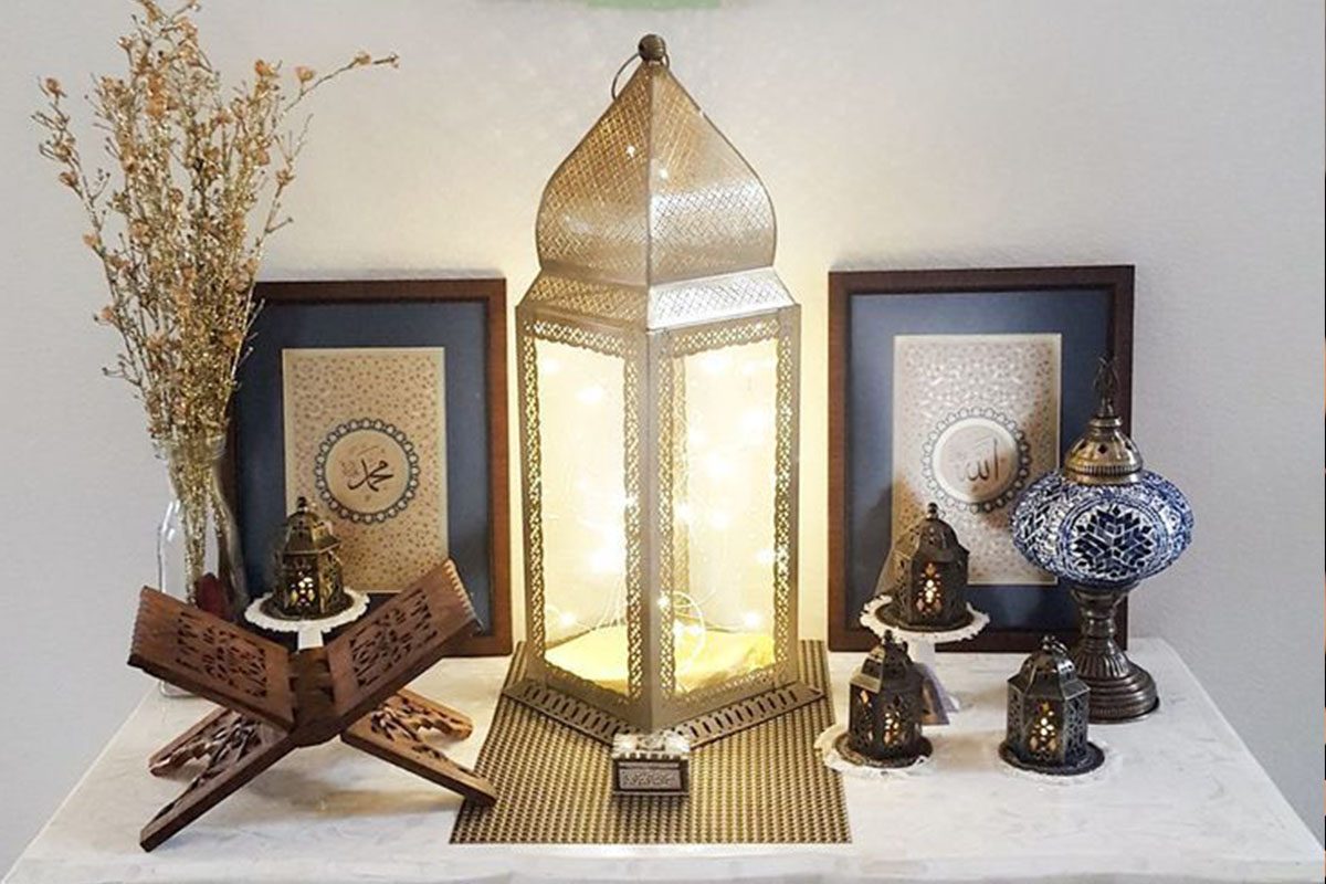 فانوس وشموع وزينة ذهبية لشهر رمضان