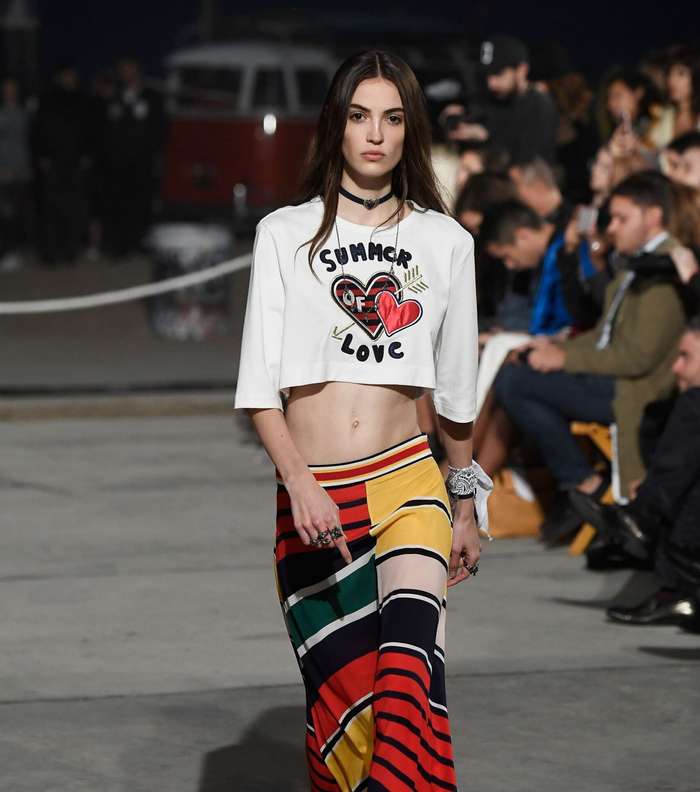 التنورة الماكسي المقلمة مع التوب المطبعة بالرسومات القصيرة من تومي هيلفيغر لصيف 2017