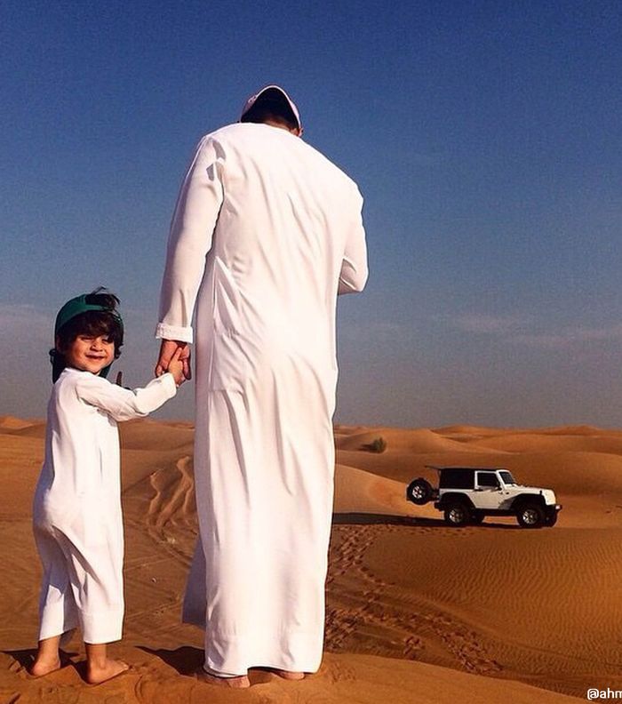 صورة أحمد الجناحي في الصحراء مع ولد صغير