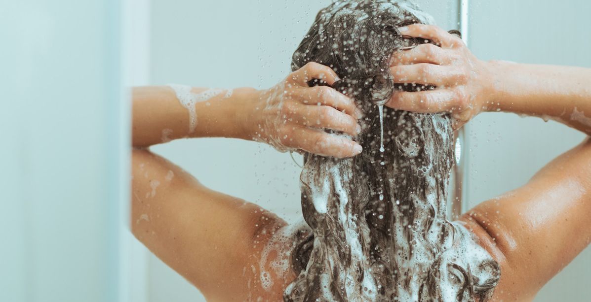 كيف يؤثر وقت الاستحمام على صحّة شعرك؟ 