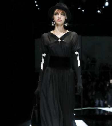 الفستان بالاكمام الطويلة الضيق عند مستوى الخصر من مجموعة Giorgio Armani الجديدة