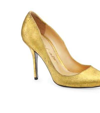 حذاء نسائيّ مميّز مصنوع من الذهب