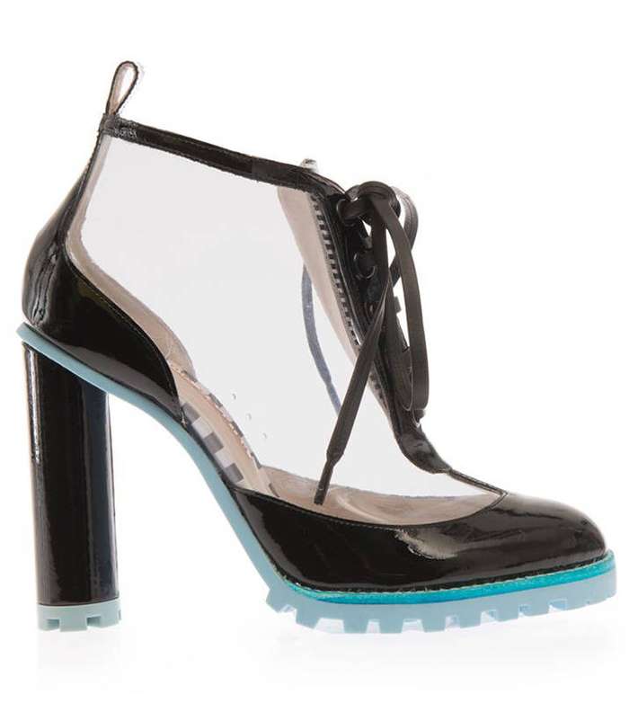 من موديلات الأحذية الرائجة في شتاء 2015، حذاء لكاحل بقماش الـ PVC