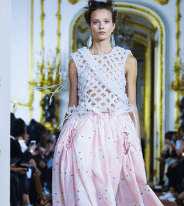 موضة التنانير متوسطة الطول مع التوب بقماش الـ Mesh من Simone Rocha لصيف 2016