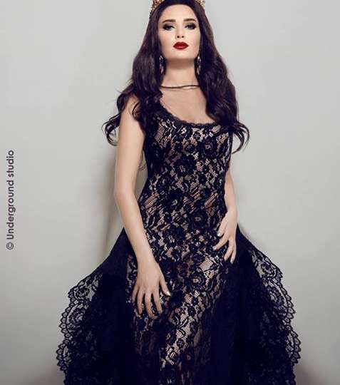 سيرين تتألق بالدانتيل الفخم